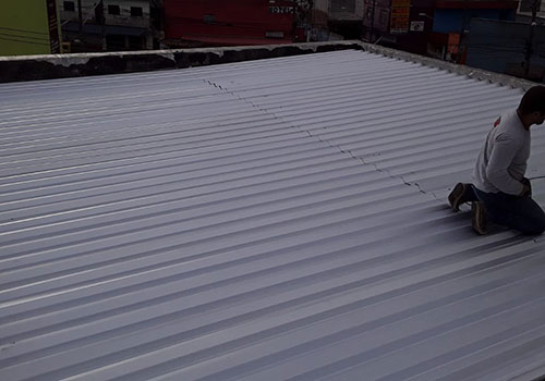 Telhado com telhas metálicas trapezoidais