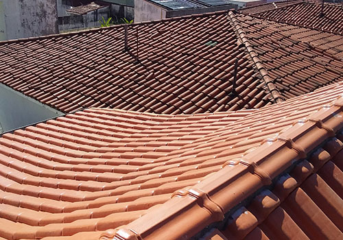Acabamento de telhado com cumeeiras
