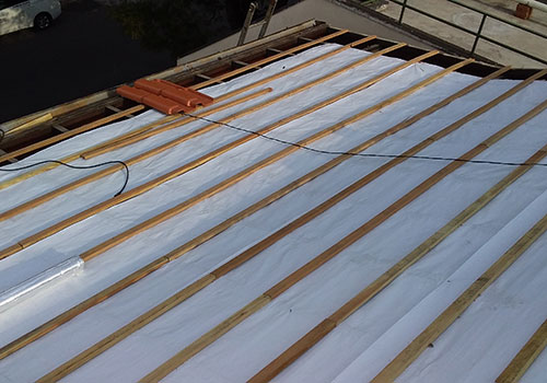 Instalação de manta térmica em telhado residencial