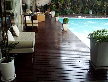 Manutenção de Pintura de Deck em Piscina