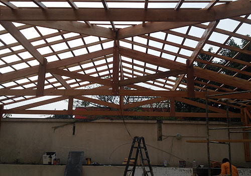 Montagem de telhado em area de lazer estrutura em madeira com tesoras