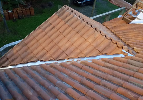 Montagem de telhado com mansarda no litoral paulista