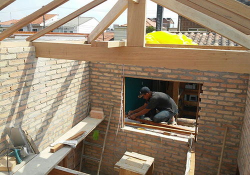 Telhado com madeiramento aparente e telhas de cerâmica