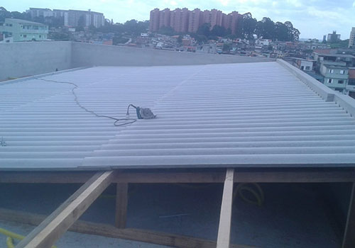 Telhado em telhas fibrocimento com estrutura em madeira em São Paulo - Zona Sul