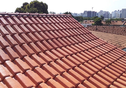 Telhado reformado com telhas de cerâmica